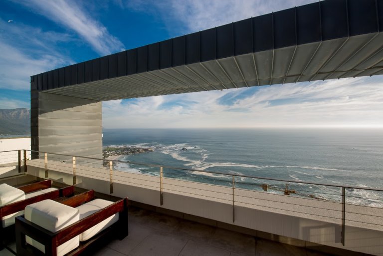 Spectacular Vistas & Refined Living: Nettleton Villa's Essence