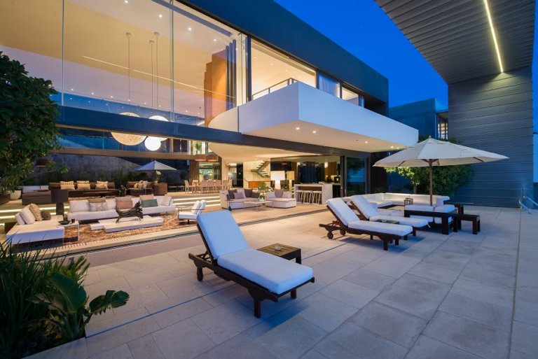 Seaside Grandeur: Your Retreat to Nettleton Villa, Clifton