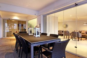 1762-3-bed-holiday-villa-cape-town-dining-table-outside