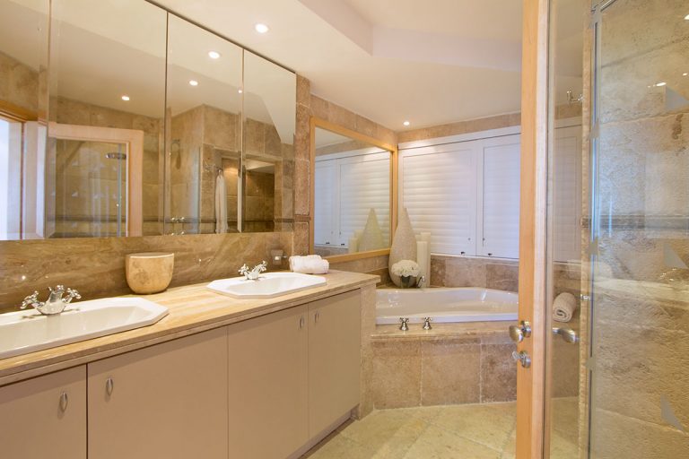 1786-The-Heron-2-Bed-Clifton-Apartment-bathroom
