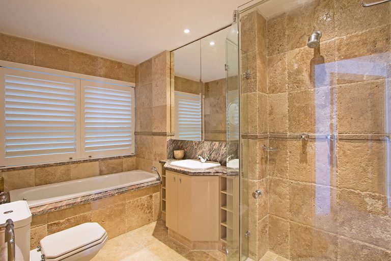 1786-The-Heron-2-Bed-Clifton-Apartment-bathtube