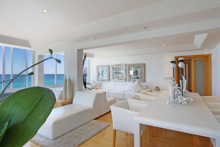 1786-The-Heron-2-Bed-Clifton-Apartment-dining-table