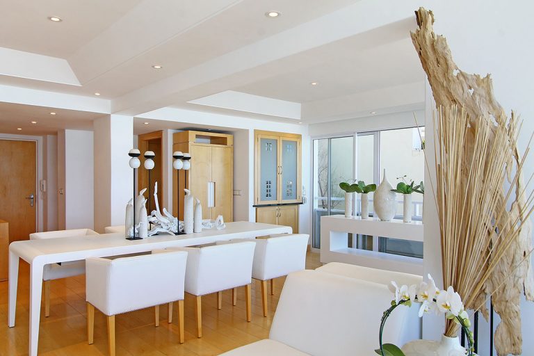 1786-The-Heron-2-Bed-Clifton-Apartment-dining-table-area
