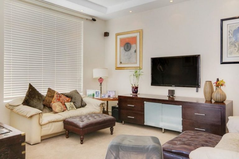 4-ave-charmante-4-ave-charmante-living-area-tv-38151980-960x640-1