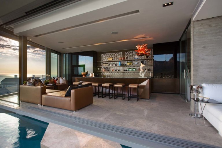 Bar at Villa Luxus in Clifton