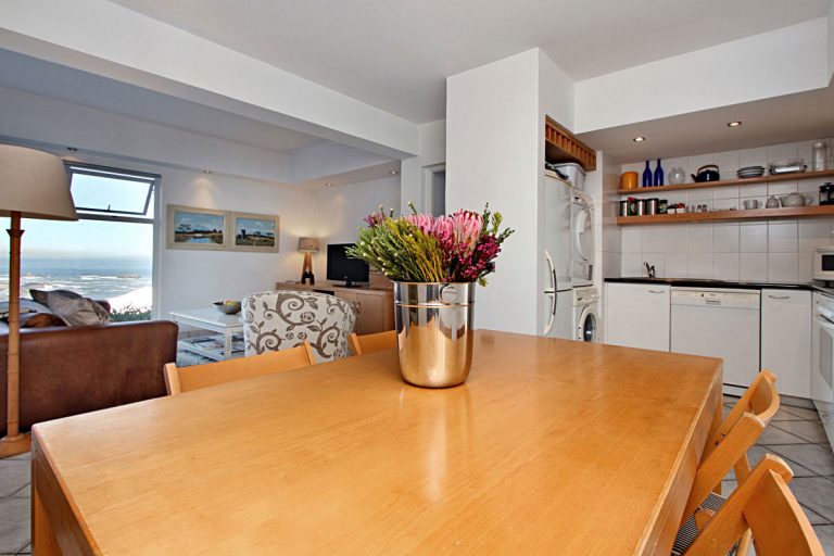 Camps-Bay-Terrace-Suite-1-bed-self-catering-apt-dining-table