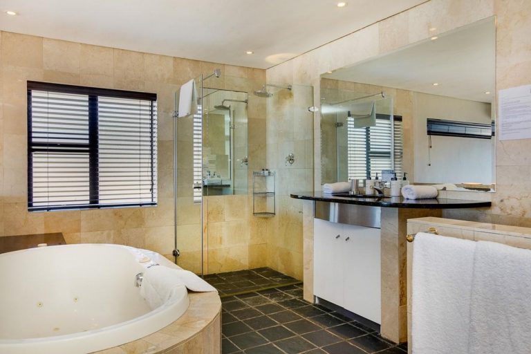 bakoven-blue-Villa-bathroom