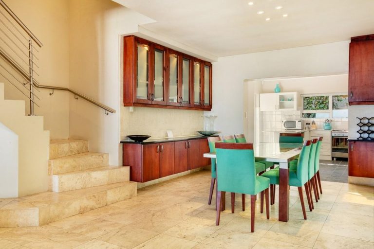 bakoven-blue-Villa-dining-table