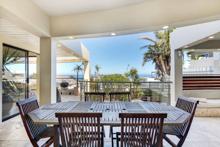 bakoven-blue-Villa-exterior-dining-area