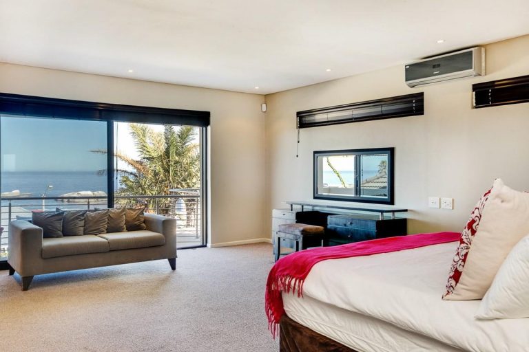 bakoven-blue-Villa-main-bedroom
