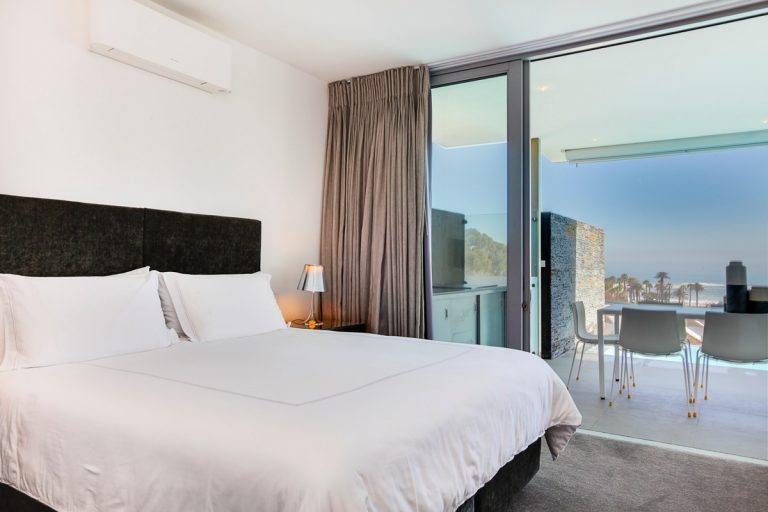 habrok-4_bed_villa__camps_bay-_bedroom_1