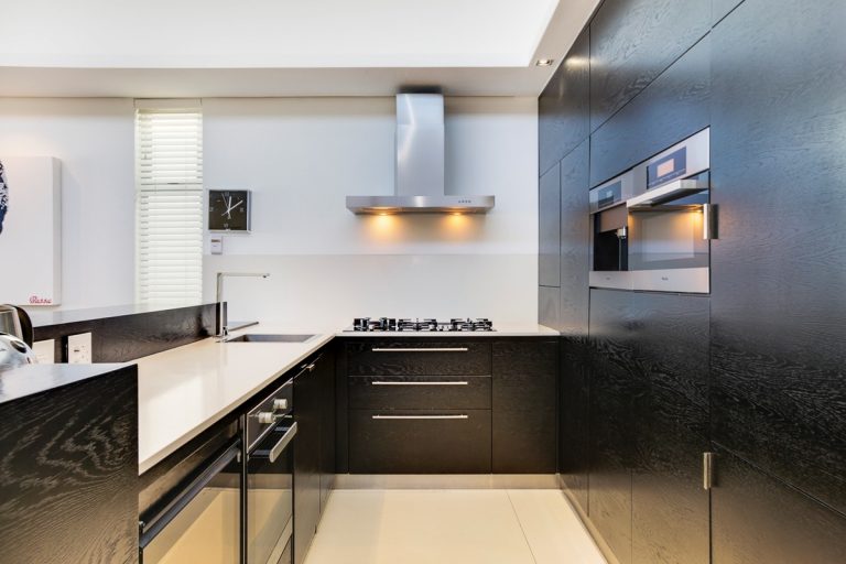 habrok-4_bed_villa__camps_bay-_black_kitchen
