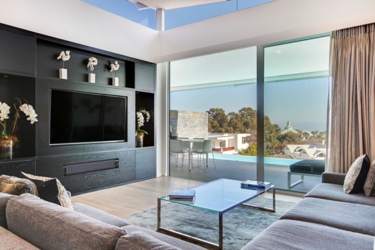 habrok-4_bed_villa__camps_bay-_lounge_and_swimming_pool