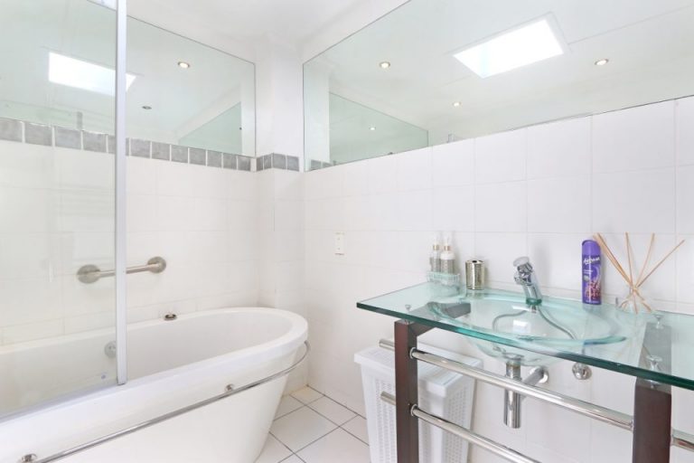 indigo-bay-the-bay-indigo-bay-the-bay-shared-bathroom-81564514-960x640-1