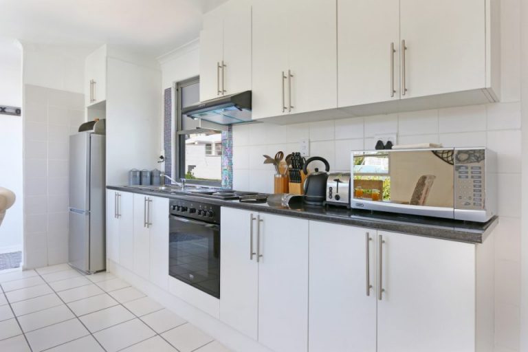 indigo-bay-the-penguin-indigo-bay-the-penguin-kitchen-81564598-960x640-1