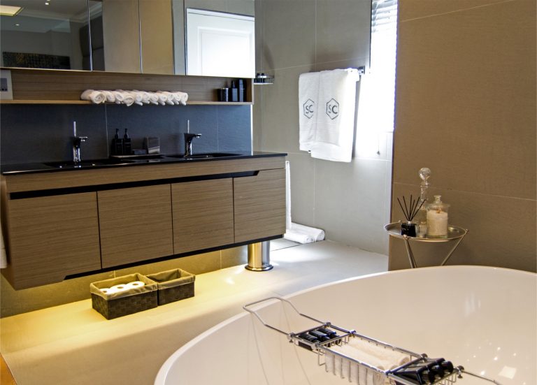 lux-Grande-Bantry-bay-accommodation-bathroom