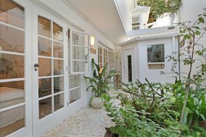 a mere 10 steps away from the popular 4th beach of Clifton||Gorgeous 4-bedroom villa 58 on Forth
