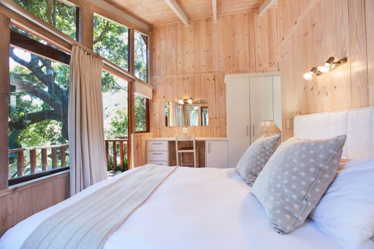 self_catering_chalets_-__bedroom
