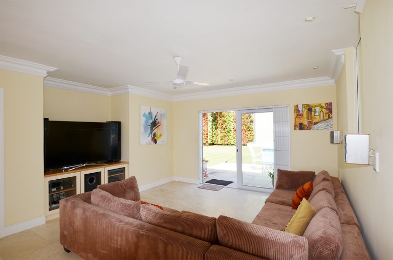tv-room-view-to-the-garden-villa-stanleon