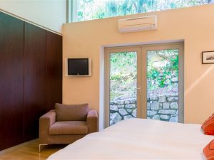 villa_vista_-_camps_bay_-bedroom