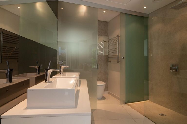 Faulconier-001-Waterfront-bathroom