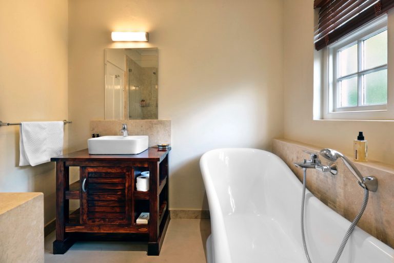 Bo-La-Motte-Owl-Cottage-bathroom