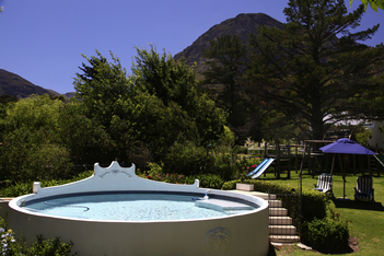 Bo-La-Motte-Owl-Cottage-communal-pool-1-1