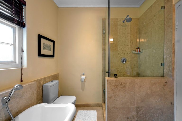 Bo-La-Motte-Owl-Cottage-ensuite-bathroom