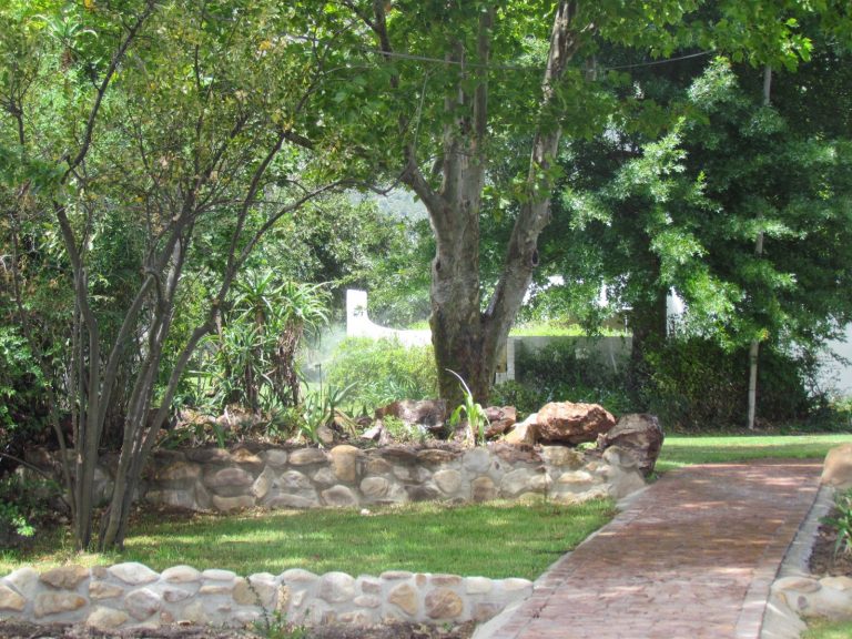 Bo-La-Motte-Owl-Cottage-garden