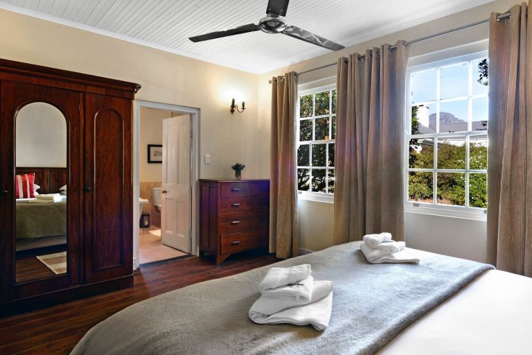 Bo-La-Motte-Owl-Cottage-main-bedroom