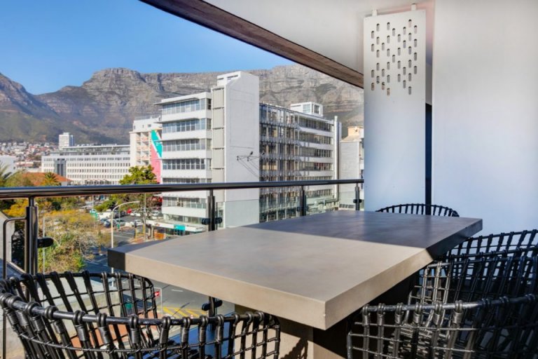 danbury-on-loop-danbury-on-loop-balcony-dining-145192431-960x640