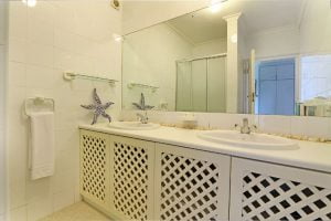Breakers-Beach-house-Llandudno-Villa-bathroom-1