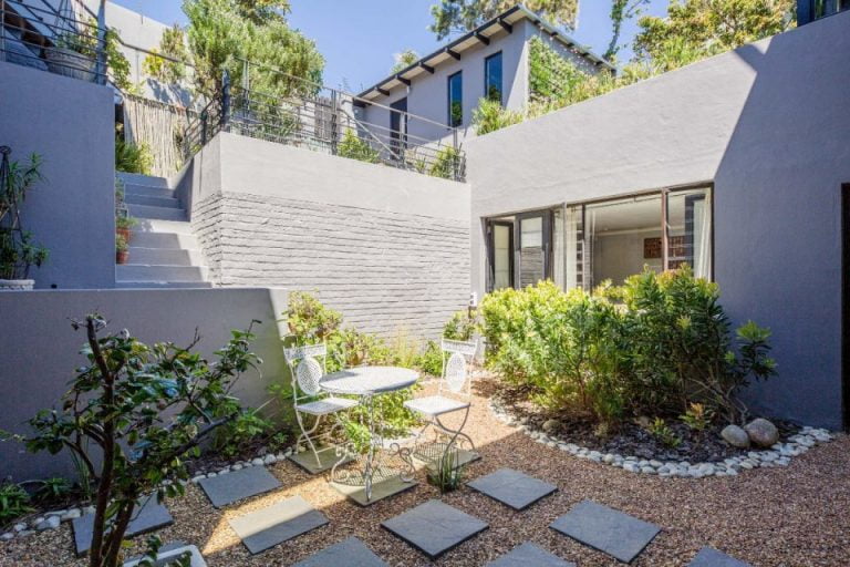 kaplan-house-kaplan-house-courtyard-170924696-960x640-1