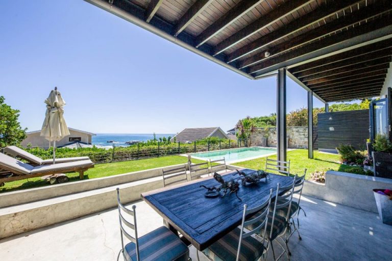 kaplan-house-kaplan-house-garden-dining-170924693-960x640-1