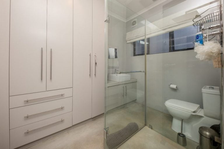 kaplan-house-kaplan-house-second-bathroom-170924695-960x640-1