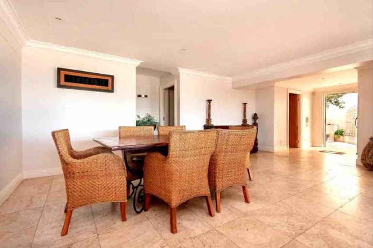 Bakoven-Holiday-Apartment-dining-area
