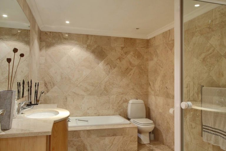 Bakoven-Holiday-Apartment-en-suite-bathroom