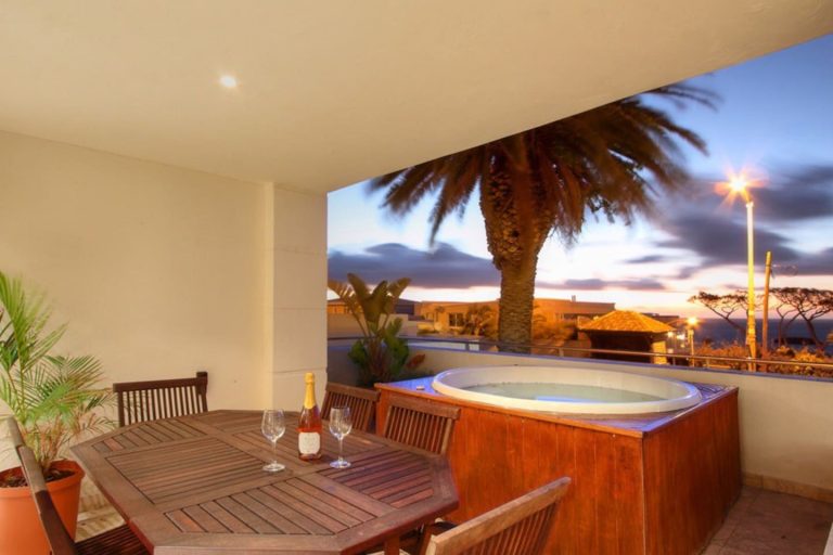 Bakoven-Holiday-Apartment-jacuzzi-and-outside-dining