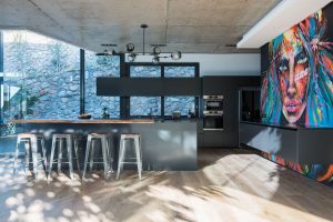 St-Leon-Villa-Bantry-Bay-black-kitchen