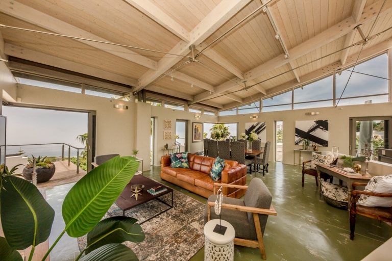 lobster-villa-182366680