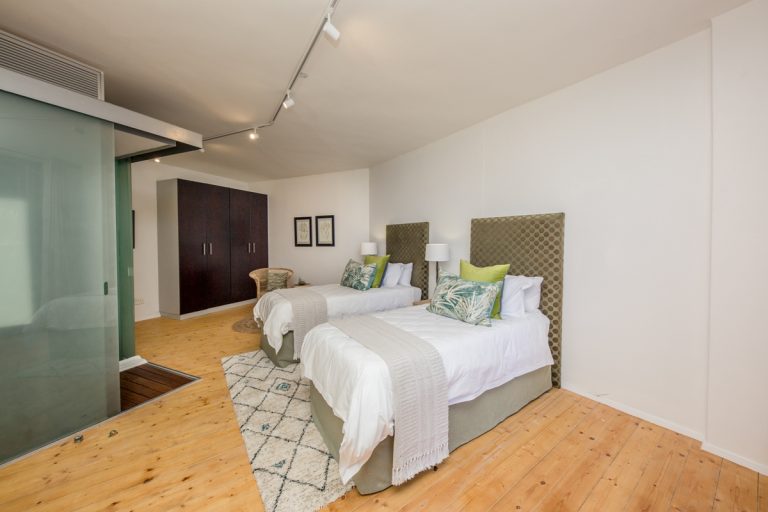 lobster-villa-182366702
