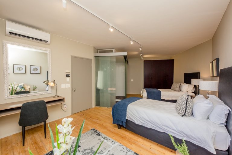 lobster-villa-182366712