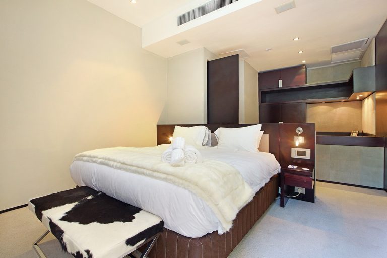 Glen-Sunset-Villa-Camps-Bay-en-suite-bedroom