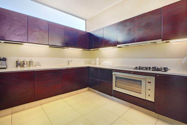 Walk-to-Camps-Bay-beach-3-bed-kitchenGlen-Sunset-Villa-Camps-Bay