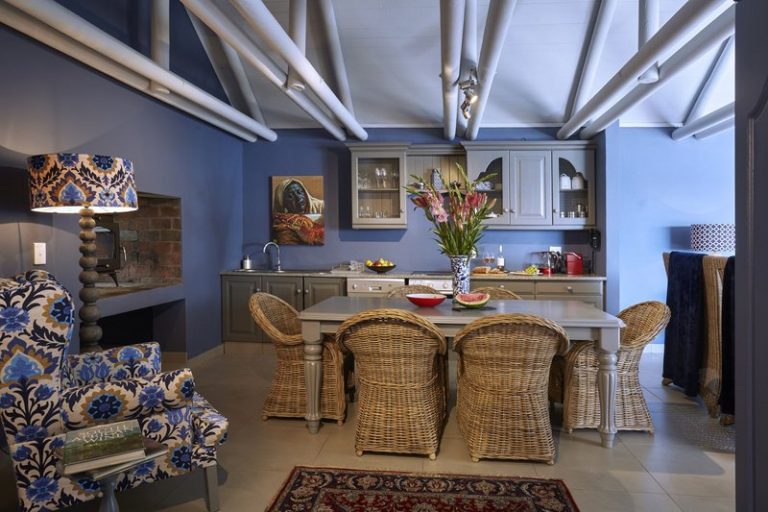 Abalone-Pool-Villas-dining-table