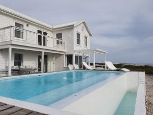Pearl-Bay-Beach-house-Pool-exterior
