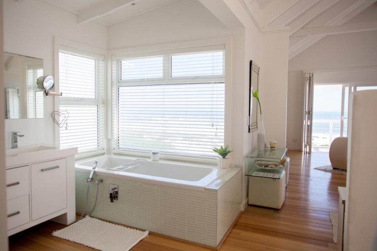 White-Sands-Beach-Villa-Yzerfontein-bathroom-2