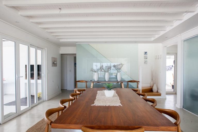 dining-table-White-Sands-Beach-Villa-Yzerfontein