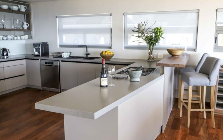 Condo Carolina - Camps Bay - white kictchen