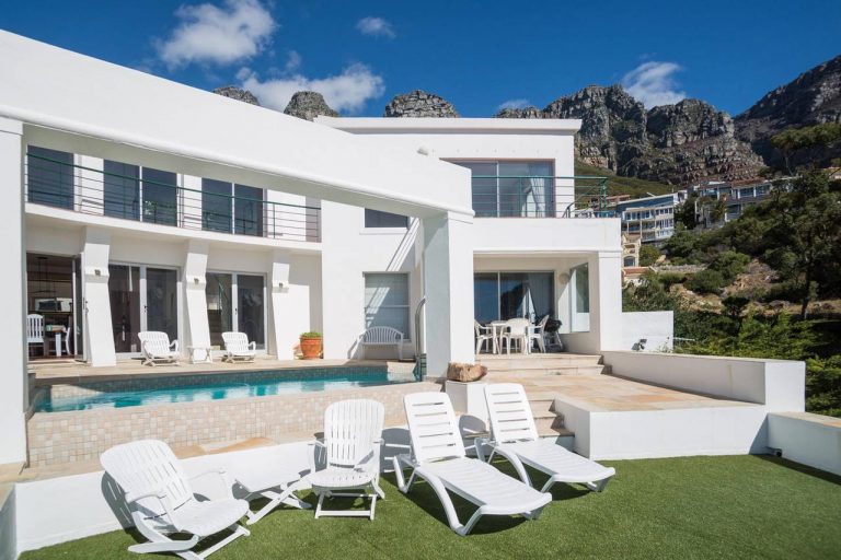 Penelope Villa in Camps Bay - pool and garden